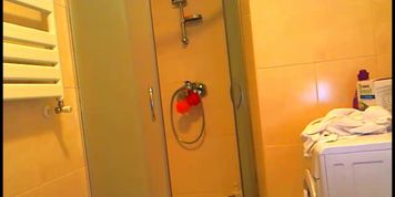 Teen Webcam Girl Orgasms With Showerhead