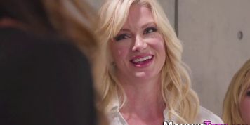 Stepmom in les threeway gets eaten out