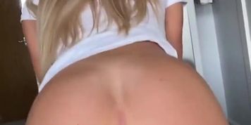 Blonde Pornstar Sucks Her Lucky Fan&rsquo;S Dick