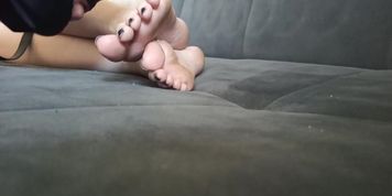 Niewolnik li?e mi stopy gdy odpoczywam ) (Alison Webb)