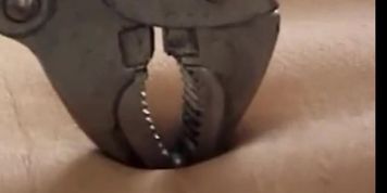 Needle into belly button (Larissa Mendes)