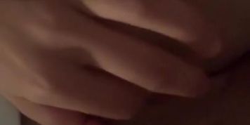 jeune &eacute;tudiante se soulage en rentrant des cours 