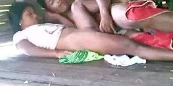 Salvajes de la selva tirando (Peruana)