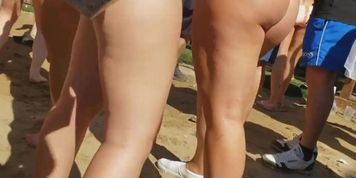 perfect duo big bubble ass in bikinis