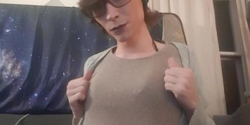 Trap Shows Off Jiggly Booty