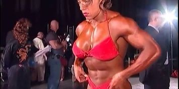 Yaxeni masturbating her muscles with weights