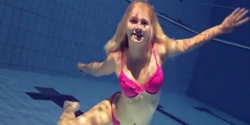 Hot Elena shows what she can do under water