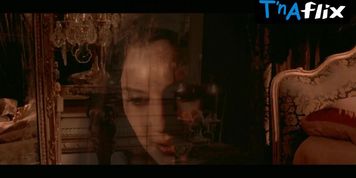 Monica Bellucci Butt Scene  in The Brotherhood Of The Wolf