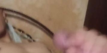 Masturb&aacute;ndome en mi camita