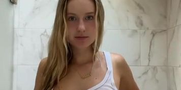 Aubrey Chesna Nude Tits Play Bath Video Leaked