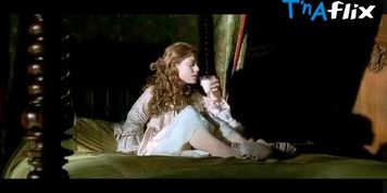 Emilie Dequenne Sexy Scene  in The Brotherhood Of The Wolf (Norma Joel)