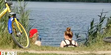 Blind reaction Flash 2 Teens at Lake