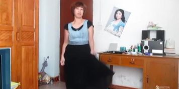 Chinese Amateur MILF Showing Off