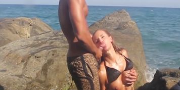 Bonde teen loves blowjob in the beach