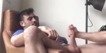 Masturbando a mi amigo el "hetero"