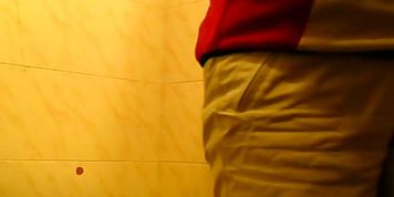 Hidden pee cam scenes with amateur recorded in closeup