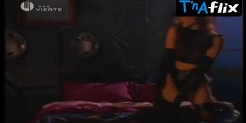Rochelle Swanson Butt,  Breasts Scene  in Hambre De Ti
