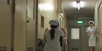 Nurse got her yellow and black panty seen on sharking movie