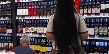 Fazendo compras de sainha