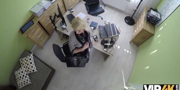 Pour Rubia Katy Espera Obtener Un Prestamo, Pero El Agente