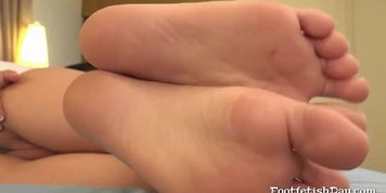 Big Ass Chick Showing Her Sexy Bare Feet