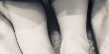 Zona pokazuje tylek cipke I stopy w wannie POV Footjob 