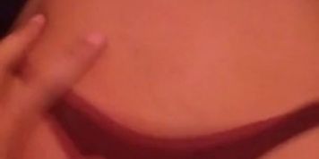 Gostosa sentando e gemendo muito!