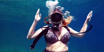 Kasanadra Lufi masturbates her hot twat in the sea