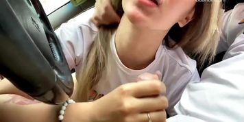 Schwanz blasen und Pussy fingern im Auto