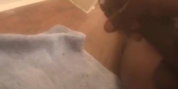 Quick cum before getting in shower 