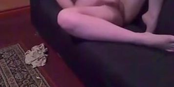 Mastubation auf dem Sofa