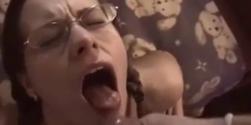Pompino da giovane moglie amatoriale con occhiali, entusiasmo per la sborra in faccia