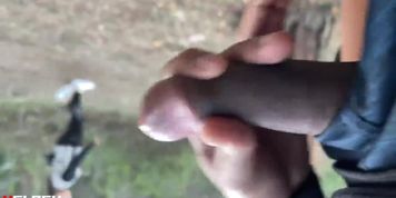 Me masturbo delante de una chica y me mira.part 1