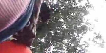 Upskirt sans culotte avec chatte tres poilue