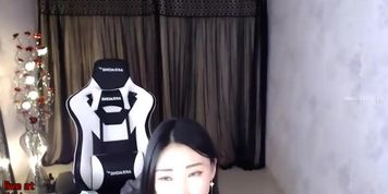 Hot camgirl with beautiful tits