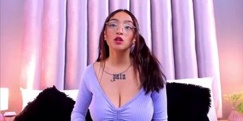 Colombiana Hermosa Ense&ntilde;ando Sus Hermosas Tetas