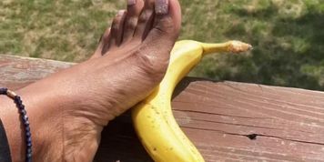 Do you like bananas? I love them......