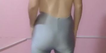 Latina wiggles with tight leggings, you can see her well-defined buttocks (Nubiles)