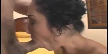 Morena rabuda  linda e gostosa gemendo e gozando dando a bucetinha e o cusinho bem gostoso pro leonardo martins