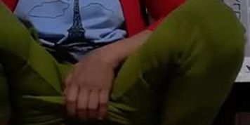 B&agrave; gi&agrave; Nguy?n Th? H??ng vi?t s&uacute;c mi?ng n??c ti?u trong mi?ng