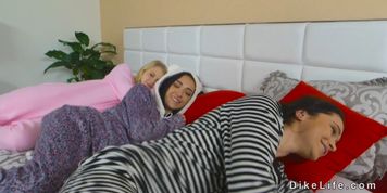 Lesbians licking in friends bed (Kylie Jay)
