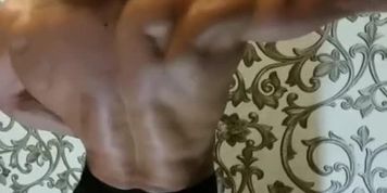 Muscle girl Anastasia Leonova flexing her sexy back (Tania Amazon)