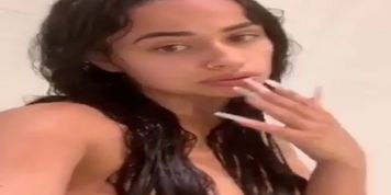 Hermosa chica ba&ntilde;&aacute;ndose en Periscope 