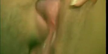 Novinha gostosa gemendo e gozando dando o cusinho