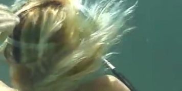 sex underwater on the pool