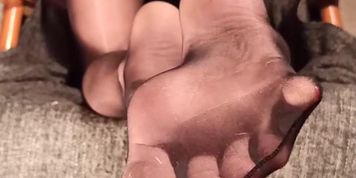 Nylon to bare feet JOI, with countdown (Croatian)