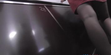 Hot bubble-butt upskirt video of a blonde, in public