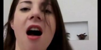 Jolie brunette poilue qui se mastrube la chatte (Karina Clarke)