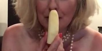 Annabel&iuml;&iquest;&frac12;s sticky honey and banana play