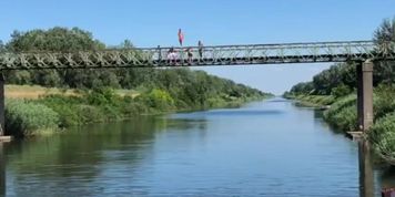 Sex on bridge